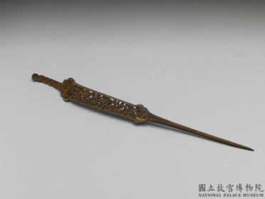 图片[2]-Agarwood earpick-hairpin with carved plum-blossom decoration, Qing dynasty (1644-1911)-China Archive